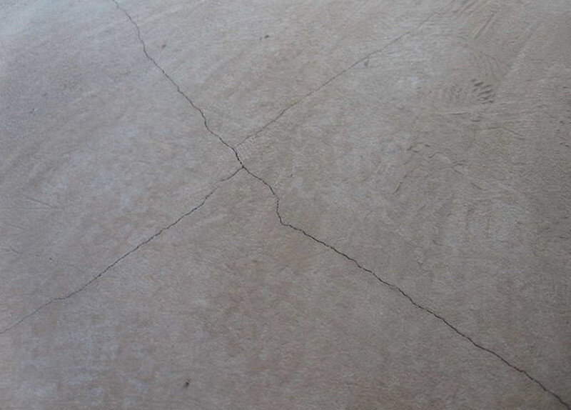 Трещины в стяжке. Усадочные трещины в стяжке пола. Усадочные трещины в плите. Усадочные трещины в бетоне. Усадочные трещины на поверхности бетона.