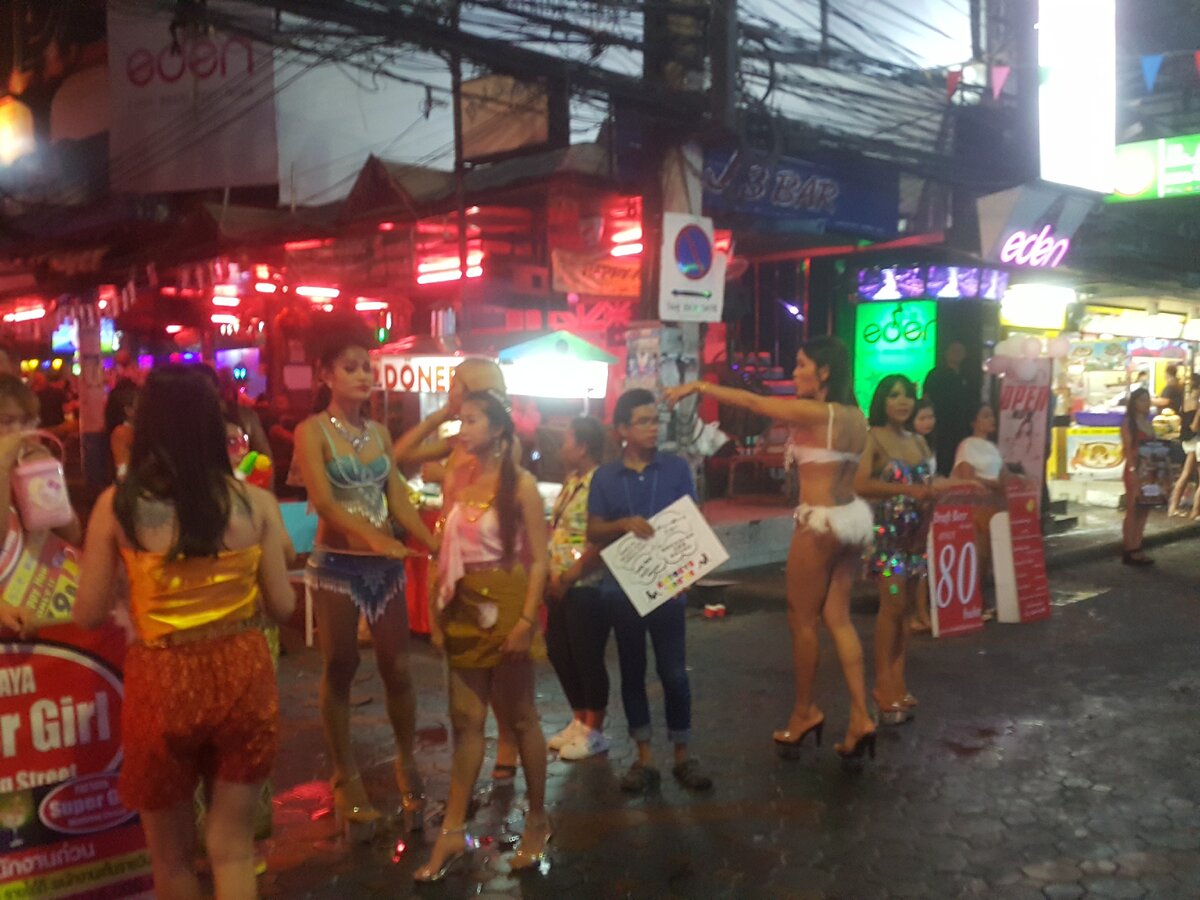 Гоу гоу бар Паттайя. Блоуджоб бары в Паттайе. Ледибой go go Bar Pattaya.