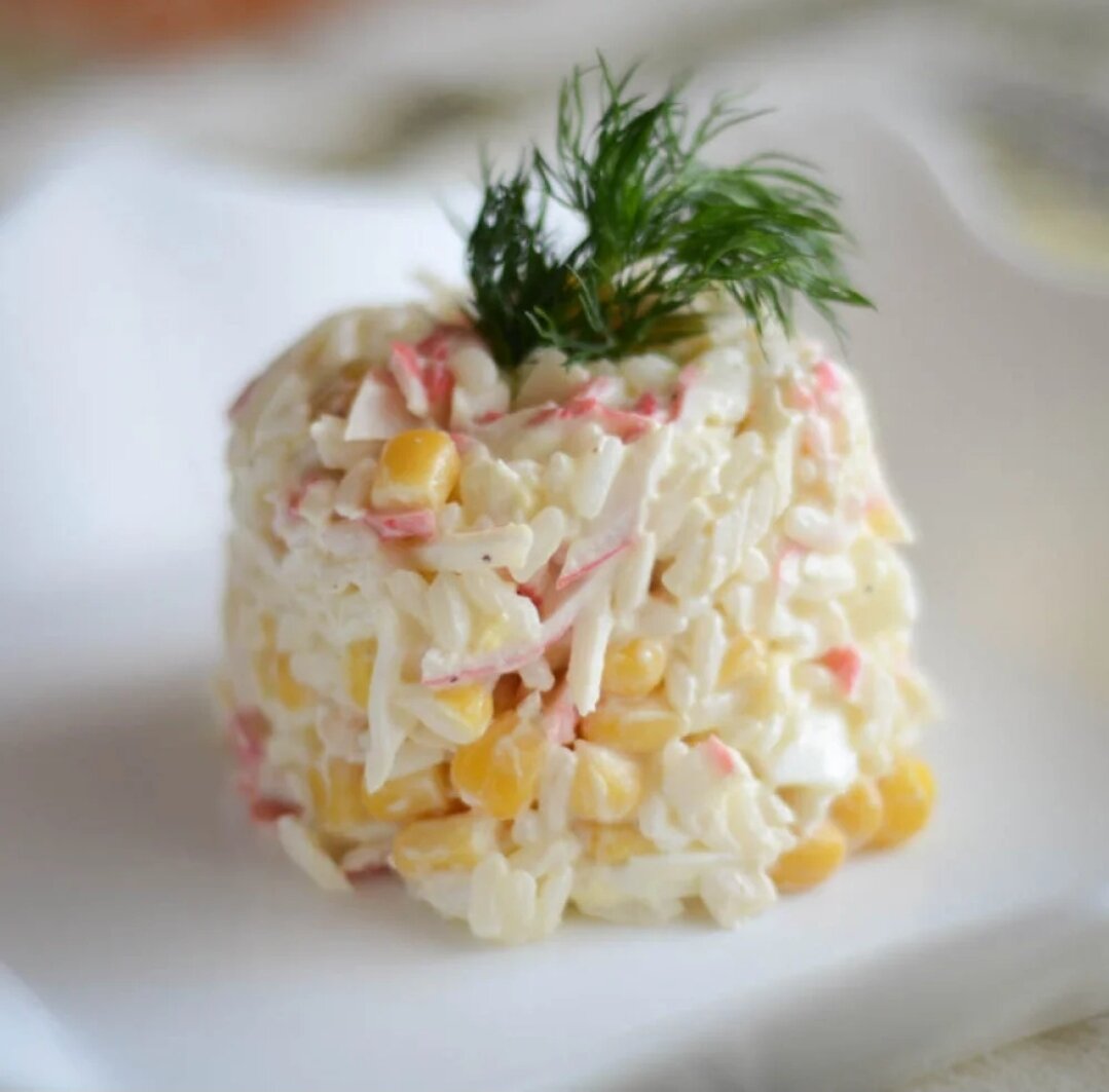 Крабовый салат после приготовления.