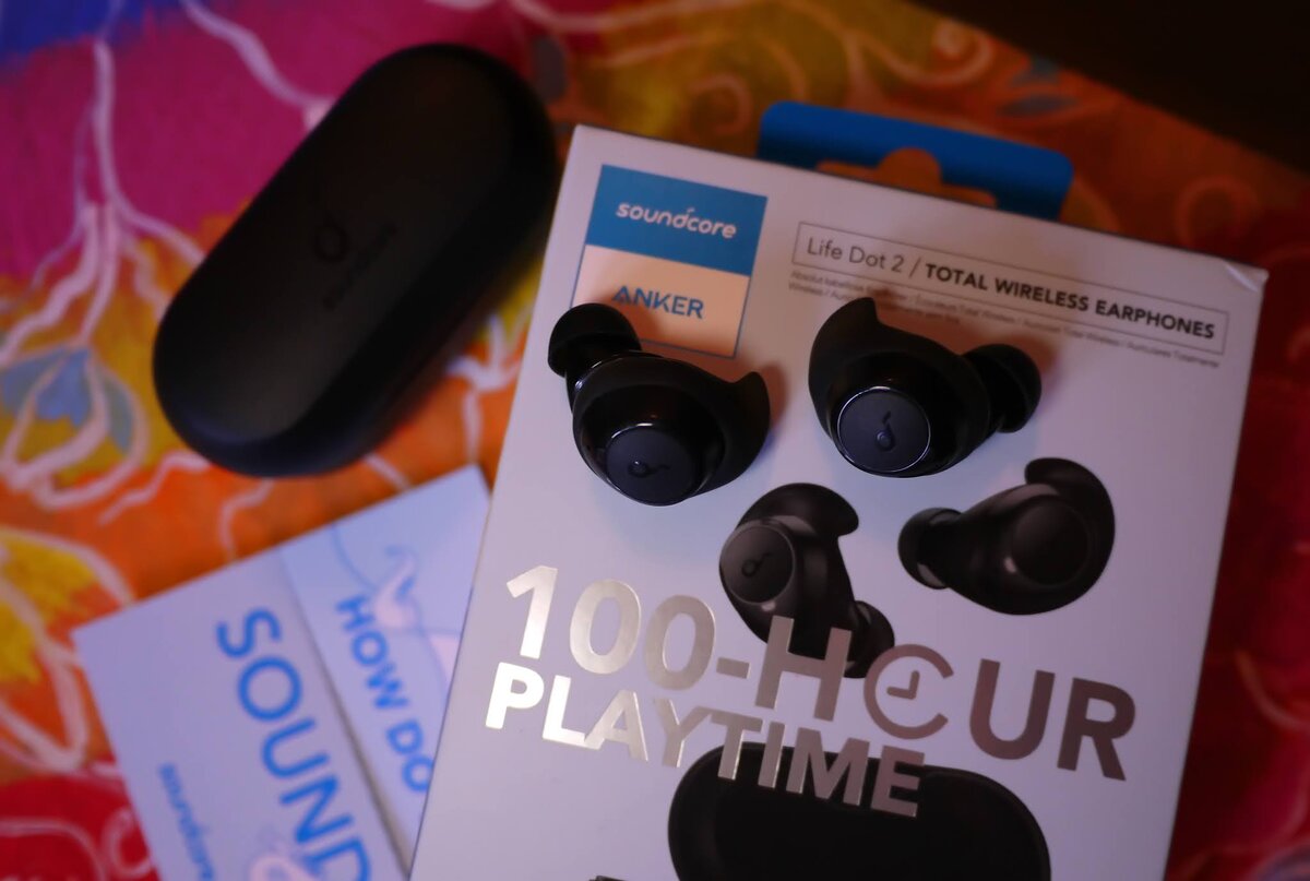 TWS наушники Anker Soundcore Life Dot 2 - это новинка от компании Soundcore. И данные модель наушники сразу отличается от TWS наушников, которые мы можем увидеть на рынке. Благодаря двум параметрам - это очень большое время автономной работы и удобные, фирменные амбушюры "AirWing".

