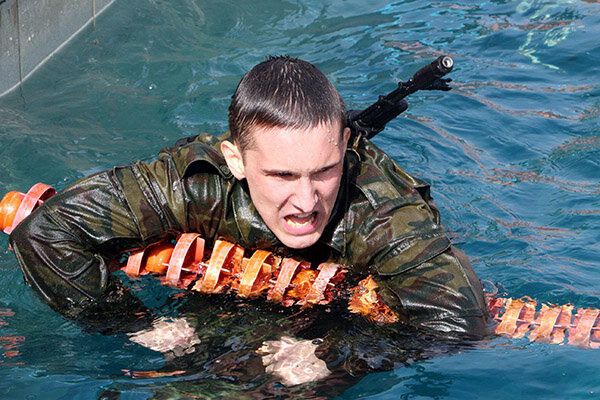 Армейские соревнования по плаванию.