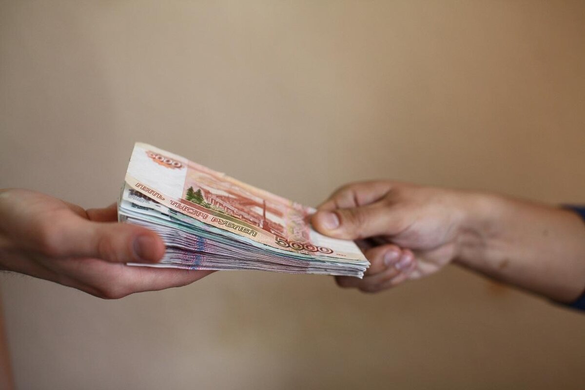 В подавляющем большинстве передача средств происходит передачей наличкой или переводом на карту организатора.