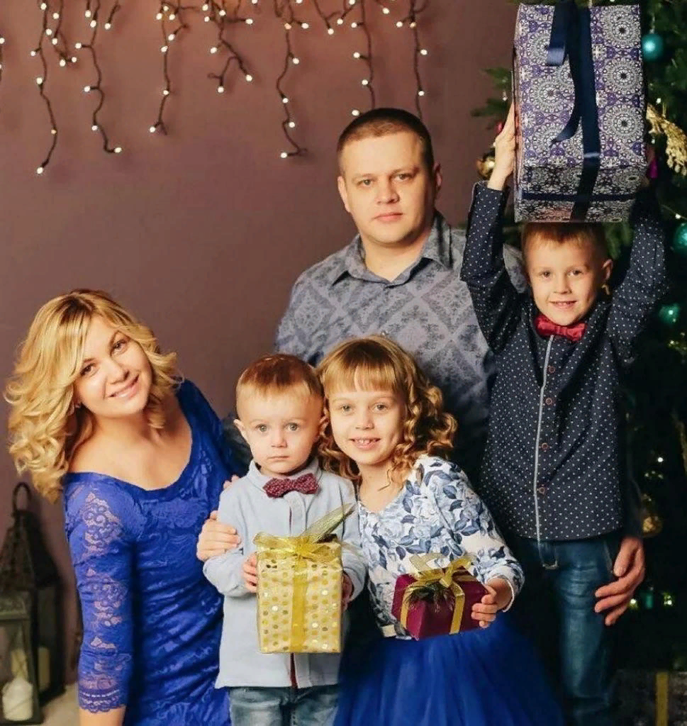  Игорь Востриков с семьей Фото из источника Яндекс картинки