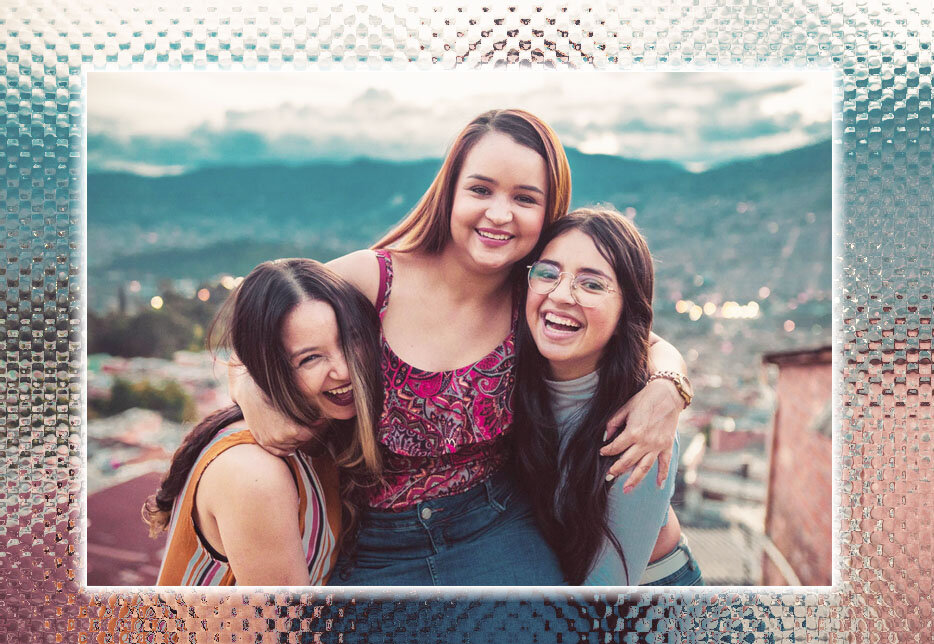 Три подруги. Фото с сайта Pexels.com, обработка автора