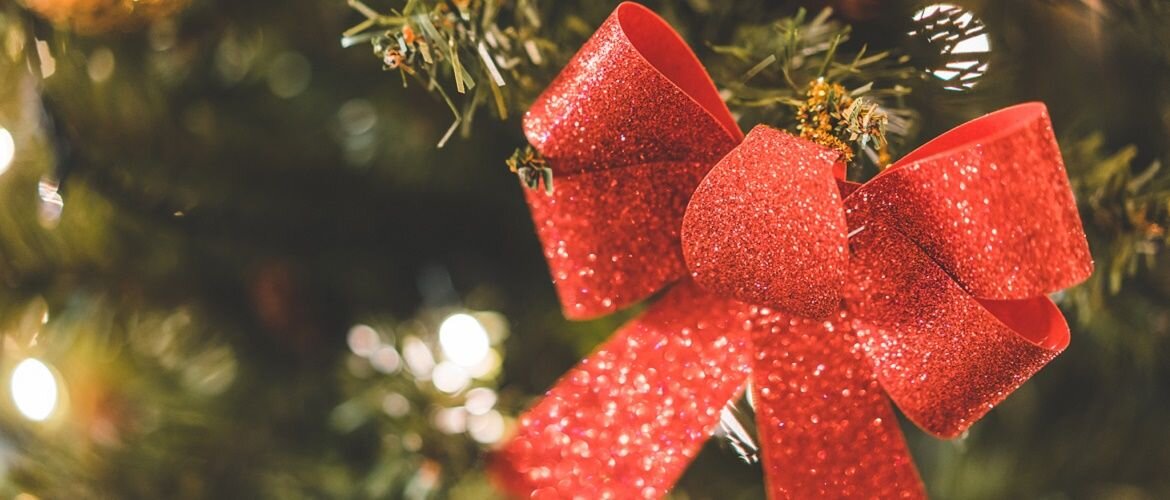 На Рождество и Новый год мы украшаем дом, ставим елку и выбираем красивые и необычные варианты декора. Без рождественского банта невозможно представить новогодние праздники.