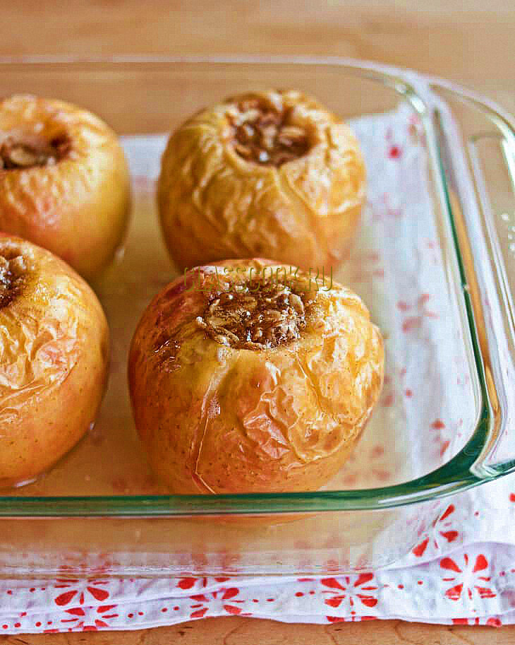 Запеченные яблоки целиком.