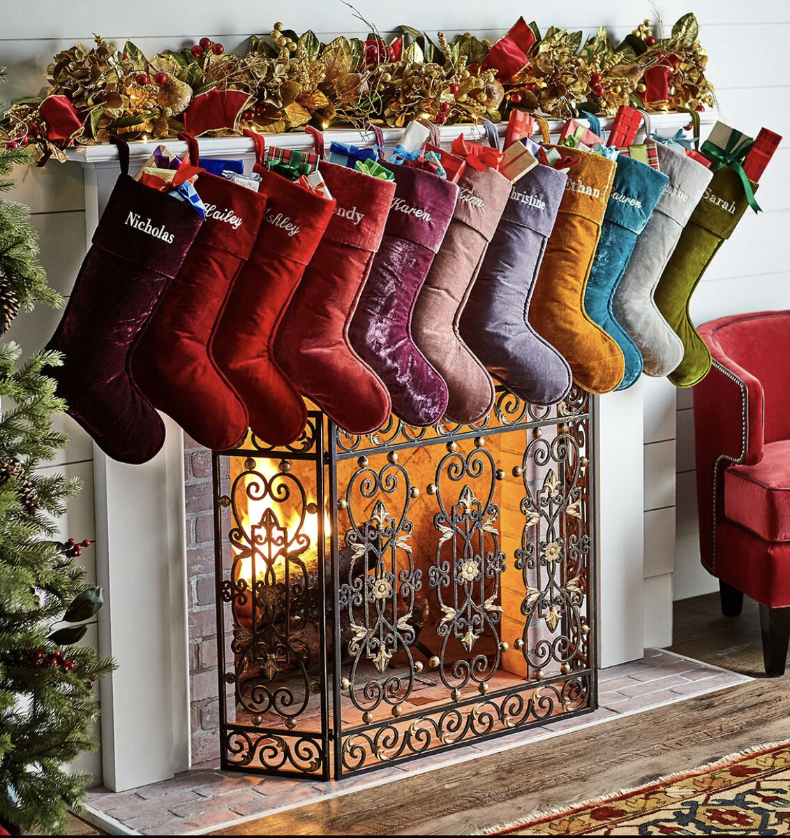 Чулки с именами. Чтобы Святой Николай (Санта Клаус) не ошибся, кто хорошо себя вёл. Фотография google.co.uk