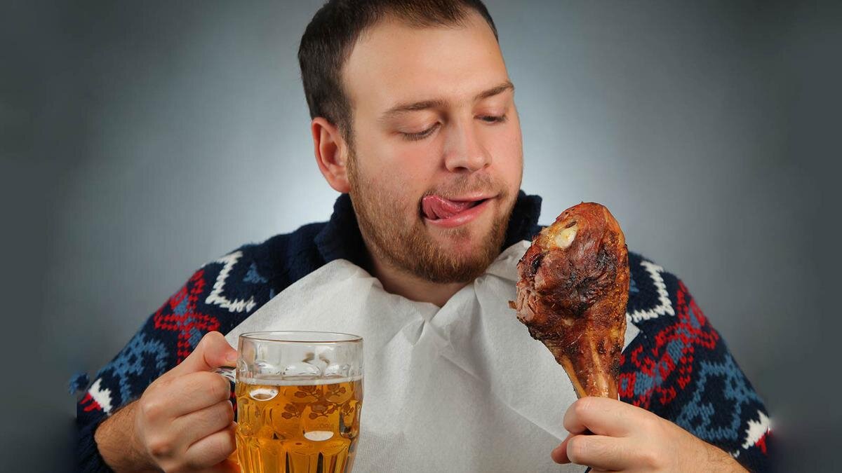 Человек кушает. Парень ест мясо. Человек ест. Парень ест мясо. Поедание пищи.