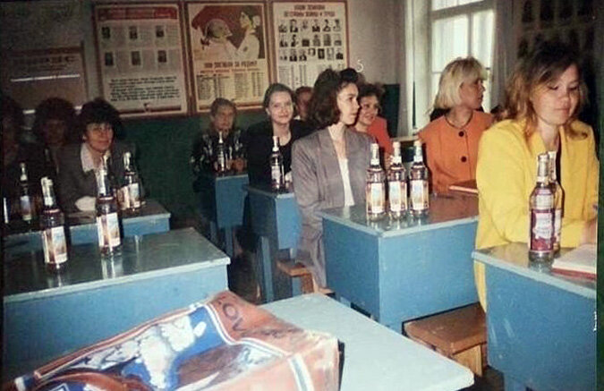 1997 год. Учителя получили зарплату водкой. (из открытых источников)