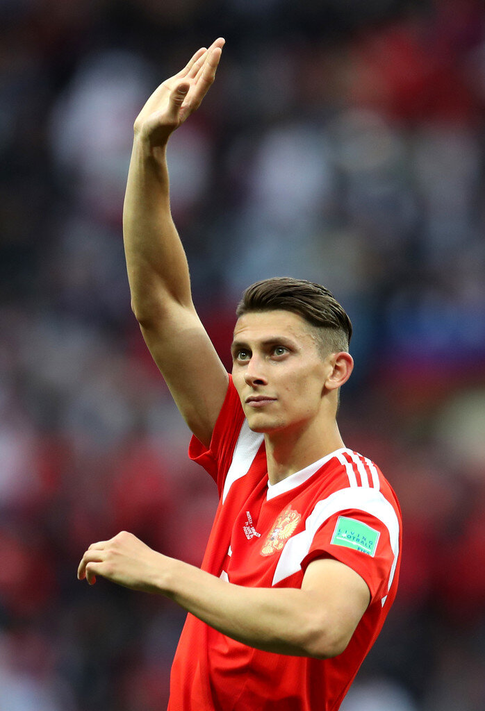 Вот уже третий матч подряд Доменико Тедеско выпускает Илью Кутепова на позиции форварда. Что вообще происходит?! 
Спартаковский дух — это уже давно не про какие-то спортивные принципы и атакующую игру. Спартаковский дух — это про абсурд во всех его самых замечательных проявлениях. И ладно, если бы всё это затрагивало только верхушку клуба: к чудачествам Леонида Федуна любители российского футбола давно привыкли. Но теперь и в команде происходит нечто необъяснимое. Доменико Тедеско, словно поддавшись всеобщей бессмыслице, вытворяет такое, что никак не может происходить в адекватной реальности. Нет, мир определенно сошел с ума!

16-й тур РПЛ, 88-я минута матча «Спартак» — «Ротор» (2:0). В составе хозяев поля замена. Вместо Джордана Ларссона на поле выходит Илья Кутепов. Ага, ну, всё понятно. Счет 1:0, играть осталось совсем чуть-чуть… Будут удерживать, чего уж там. Хотя постойте! На поле и так уже три центральных защитника: и Маслов, и Жиго, и Джикия — все на месте. Куда же еще?

На деле всё просто: Кутепов выходит в нападение, это замена по позиции. Эксперимент дикий, но понять Тедеско, в принципе, можно. Он, видимо, хочет дожать соперника, а Александра Соболева у него нет из-за травмы. Вот и приходится выпускать вперед рослого защитника. Кутепов за свои две минуты на поле показывает неплохое движение и даже умудряется сделать один ключевой пас — на Виктора Мозеса. После удара нигерийца мяч уходит на угловой, а после подачи с корнера забивает Жиго.

История повторяется в следующем туре против «Тамбова» (5:1). Кутепов вновь выходит вместо Ларссона — на этот раз на 84-й минуте. На табло горят уверенные 3:1 — почему бы не дать парню еще шанс? Илья опять много двигается, отвлекая защитников, и косвенно благодаря этому «Спартак» забивает еще два мяча. В то же время по всем технико-тактическим показателям у Кутепова за 9 минут пребывания на поле — сплошные нули. Один из комментаторов матча Александр Аксенов со слегка ироническим сожалением замечает после очередного гола Жиго: «Жаль, не Кутепов».

А теперь — стоп. Глубокий вдох… Не менее глубокий выдох… Этой вывернутой наизнанку действительности нужно немного здравого смысла. Что мы знаем про Илью Кутепова? Знаем, что в свое время он подавал определенные надежды. Знаем, что на чемпионате мира-2018 он весьма прилично играл в паре с Сергеем Игнашевичем. Знаем, что благодаря своей приличной игре он получил звание Заслуженного мастера спорта. Наконец, мы знаем, что после приличной игры на чемпионате мира Кутепов играл неприлично мало. Возможно, сказались травмы, а возможно, — что-то еще. У Ильи прекрасные данные, но они никогда особенно ему не помогали. В последние годы он гораздо чаще появлялся в мемах ВГИКа, чем на поле.

Неужели, за всем этим скрывается сущность джокера? Тедеско, по всей видимости, считает именно так. Главный тренер «Спартака» отмечает, что Кутепов неплохо проявляет себя на новой позиции, а сам футболист радуется тому, что наконец-то получает игровую практику. Пресс-служба «Спартака», а вслед за ней и Джордан Ларссон в шутку сравнивают Илью со Златаном Ибрагимовичем. У россиянина и шведа похожие прически, а теперь еще и роли. Между прочим, Кутепов — далеко не первый, кто пришел в атаку с более оборонительных позиций. Было время, когда Юрий Семин использовал в качестве форварда бразильского защитника Родолфо, Леонид Слуцкий — опорника Понтуса Вернблума, Валерий Газзаев — центрального полузащитника Сергея Семака… Жерар Пике так и вовсе вытащил не один матч для «Барселоны»!

Впрочем, вернемся к сути — вернее, к ее поискам. В 18-м туре «Спартак» отправился в Сочи, где, естественно, хотел победить. Увы, этим планам не суждено было сбыться. На 57-й минуте Кристиан Нобоа поразил ворота Александра Максименко. Нужно было отыгрываться, и Тедеско пошел на крайние меры… Он выпустил Кутепова!

Илья в очередной раз вышел вместо Ларссона и расположился под Эсекелем Понсе. К слову, это оказалась 100-я игра Кутепова за «Спартак»! В распоряжении экс-защитника было 20 с лишним минут на то, чтобы помочь своей команде отыграться. Но чуда не случилось. 8 касаний, 1 неточный удар и 5 потерь — с такой статистикой покинул поле после финального свистка новоиспеченный джокер Тедеско. Да, у «Спартака» большие кадровые проблемы. В лазарете Соболев, Кокорин, Глушенков. Выпускать на поле практически некого, но…

… Даже в такой ситуации «нападающий Илья Кутепов» — это скорее сюжет из сатирического романа, нежели что-то рациональное. Ведь есть, наверное, ресурсы в молодежке, в «Спартаке-2» — зачем же добавлять абсурда в и без того абсурдный контекст? Говорят, тренеру всегда виднее, но ситуация с Кутеповым настолько кричащая, что выбросить ее из головы невозможно. В каком-то смысле это даже метафора — причем, не только жизни «Спартака», но и всего российского футбола.

Глеб Томашевский