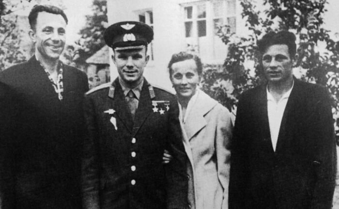 Юрий Алексеевич Гагарин с братьями и сестрой. Фото Яндекс картинки.
