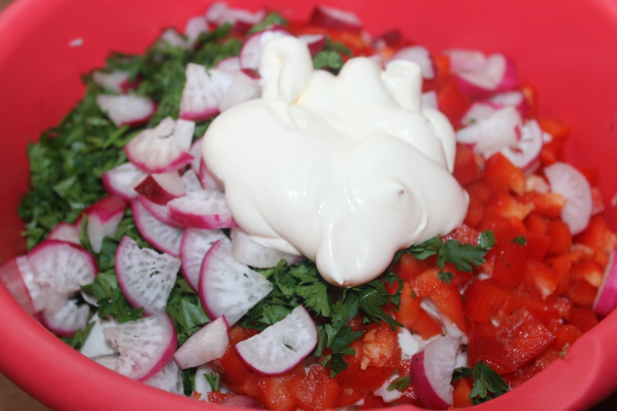 Салат из капусты с редисом и сладким перцем 