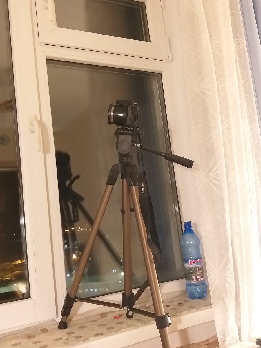 Мне пришлось ставить штатив на подоконник, чтобы отснять Луну, которая находилась слева!