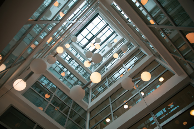 Иногда решение уравнений это просто какой-то magic (Фото: https://ru.freepik.com)