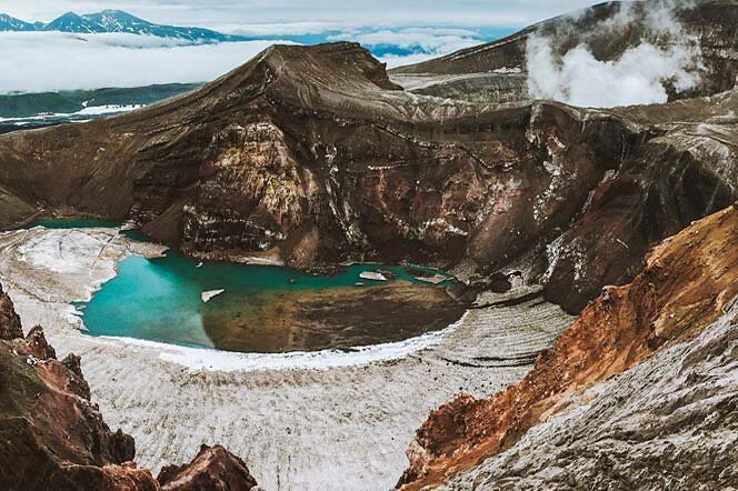 К сожалению, когда мы поднялись, вулкан накрыло облако и мы ничего не увидели. Поэтому для иллюстрации - картинка из интернета. Источник - сайт kam-travel.ru