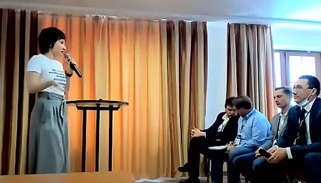  Заместитель директора Департамента оперативного контроля в ТЭК Министерства энергетики РФ Елена Медведева  поблагодарила специалистов Системного оператора за активное участие в разработке серии национальных стандартов ГОСТ Р 58651 и сообщила, что они уже используются Минэнерго России для сбора информации по показателям надежности сетевых компаний в рамках системы контроля надежного и качественного электроснабжения потребителей электроэнергии. Представитель Минэнерго представила видение отраслевого регулятора по решению задач унификации и стандартизации информационного обмена в электроэнергетике. Она отметила, что данная отрасль в России пока еще находится в прямой зависимости от зарубежных IT- решений, которые не учитывают особенностей российских бизнес-процессов, но при этом привязывают их к требованиям мировых IT-корпораций. Основные тезисы выступления Елены Медведевой касались вопросов адаптации международных стандартов СIM к российским условиям. «Выбранное для этих целей магистральное направление соответствует мировой тенденции использования в электроэнергетике и других отраслях открытых (не корпоративных) стандартов программного обеспечения в рамках онтологической модели деятельности на базе семантических графов», —отметила Елена Медведева. Как пояснила спикер, семантические графы позволяют для определенных задач выбрать необходимый набор свойств и адаптировать под них CIM-стандарт, а полученные в результате куски информационной модели — экспортировать. Данный подход позволяет как минимум вдвое сократить затраты на создание информационных систем. Кроме того, он гарантирует доступность, стандартизацию и регулируемость цифровой среды, ускоряет цифровизацию отрасли и интеграцию в нее инновационных решений. В завершении доклада Елена Медведева сообщила, что на 2021–2022 годы запланировано проведение эксперимента по построению государственных информационных систем по принципу открытого стандарта через описание онтологической модели деятельности. Таким образом они будут кардинальным образом отличаться от закрытых вендорных решений.