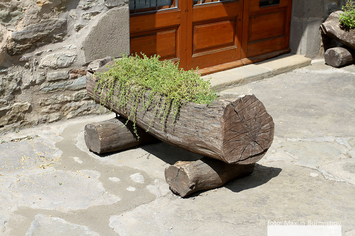 Оригинальная цветочная клумба в Испанской деревушке срублена топорно "из то, что было", но в этом то и прелесть деревянного неказистого наива.