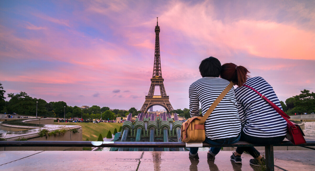 Путешествия по миру франция. Туристы во Франции. Туристы в Париже. Эйфелева башня туристы. Путешествие во Францию.