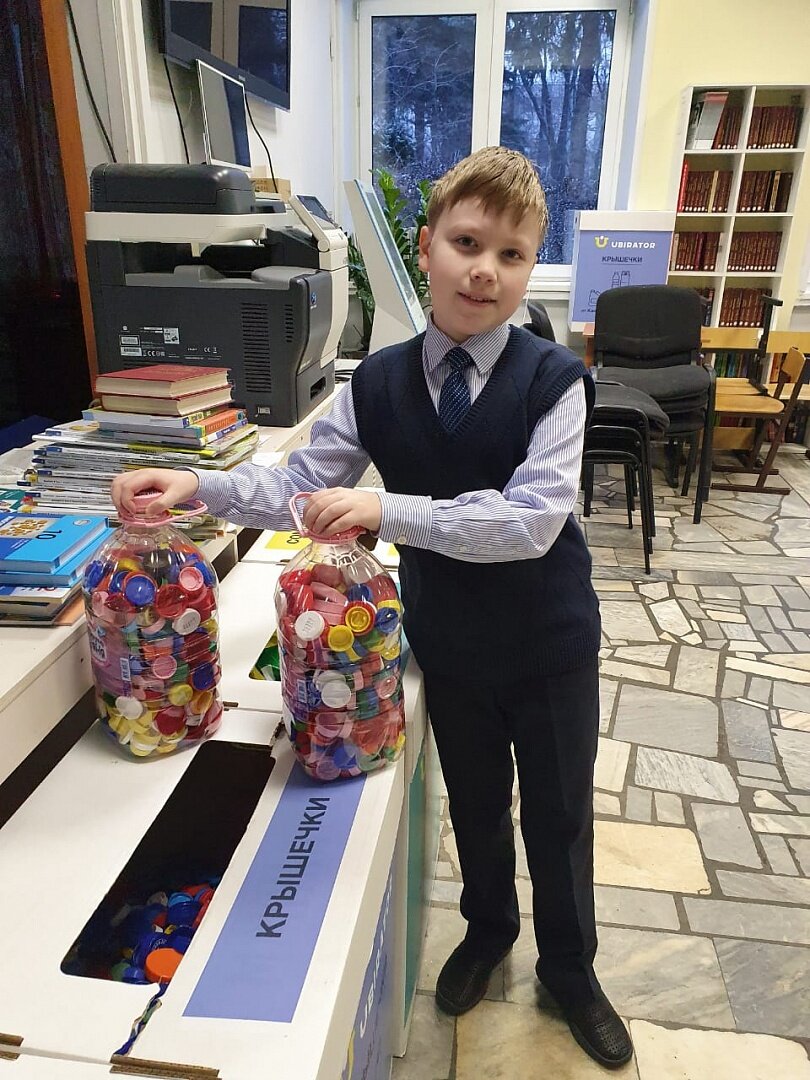 В начале 2021 года у нас стартовал социальный проект под названием «Раздельный сбор отходов в школах», который реализуется сервисом Ubirator при поддержке ассоциации РусПРО. 😊 ⠀
Это экологический проект в школах Москвы и регионов. В школы бесплатно поставляется комплект контейнеров для макулатыры, пластика и крышечек, а также обучающие материалы для уроков и игровых занятий для разных возрастов, материалы и буклеты на тему раздельного сбора и переработки.