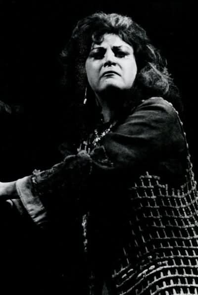 Елена Образцова - Азучена в "Трубадуре". Фото из свободных источников.