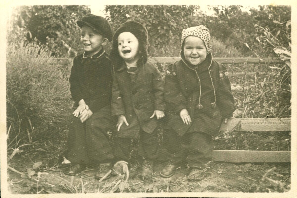  Жуков Юра, брат Игорь, и двоюродная сестра Света Плетнякова. Семейный фотоархив Жукова Ю.Б.  