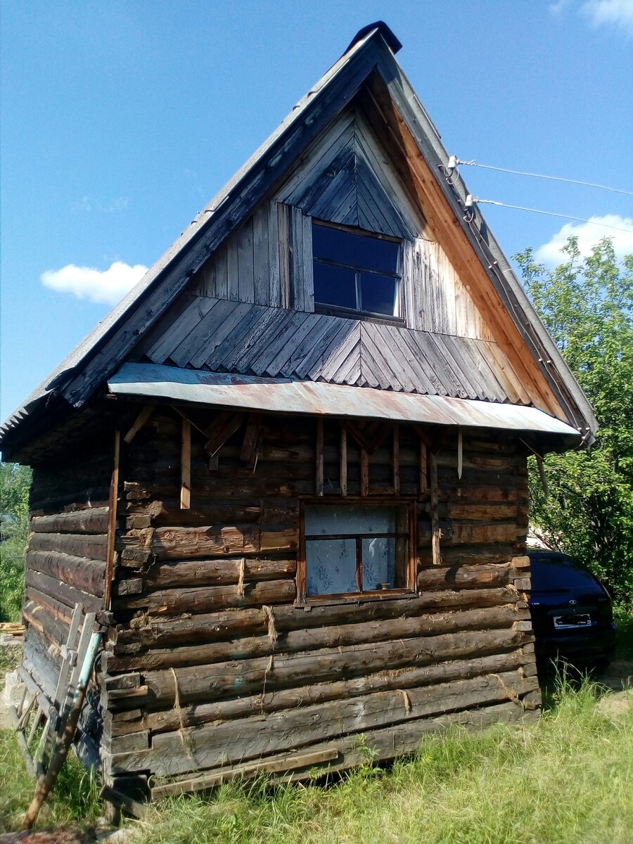 Вот этот дом, в процессе разбора.