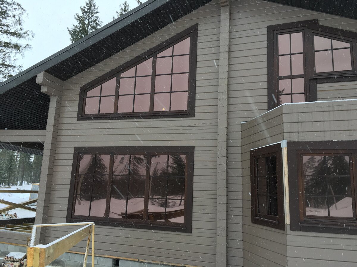 Фасад здания с окнами, украшенными декоративными накладками на стеклопакет.