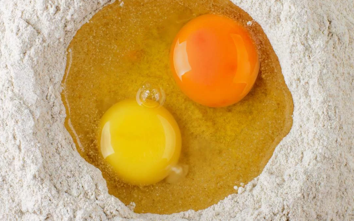 Почему яйцо оранжевое. Оранжевый желток. Яичница желтая. Желтое яйцо. Ярко оранжевый желток.