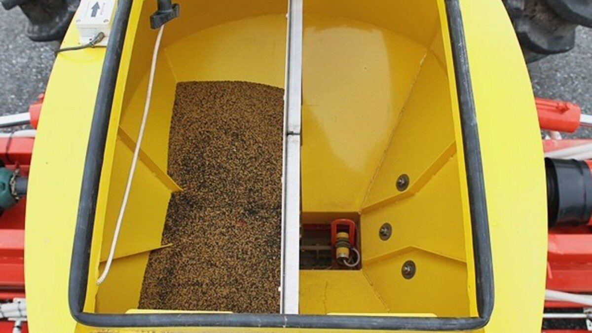 Фото: Портал farm-connexion.com Двухкамерная сеялка APV PS 300 M1 D Twin