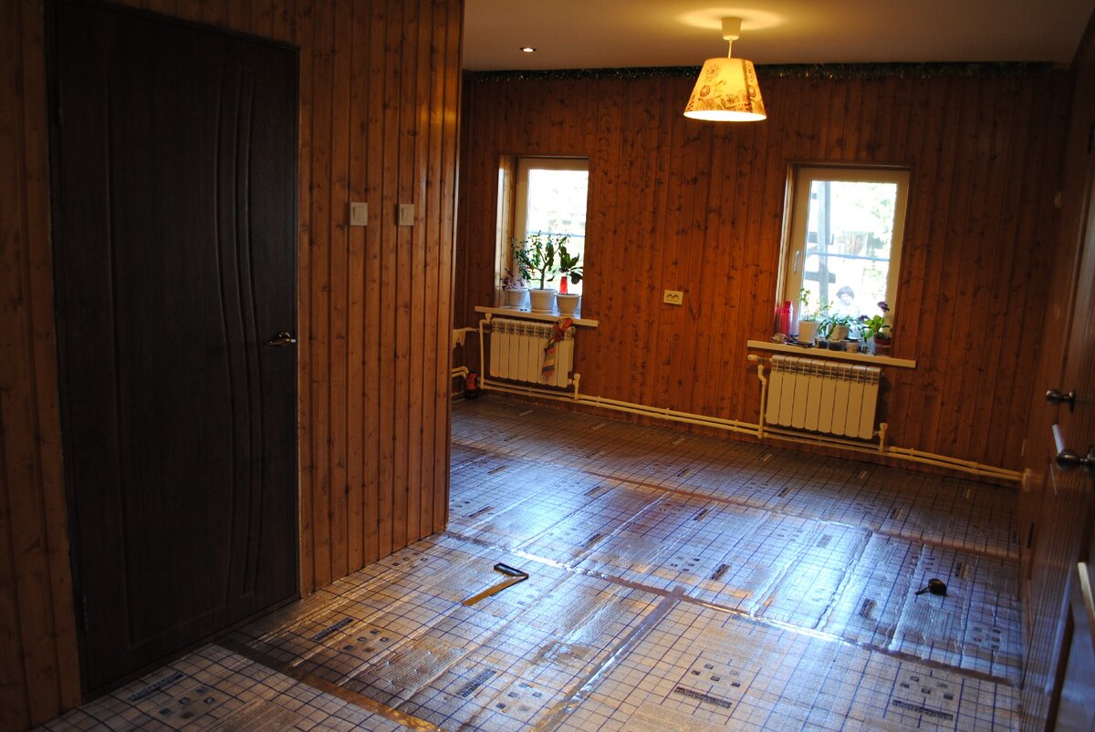 Застелил пол пенотермом 3 мм и проклеили швы. Листайте галерею -->