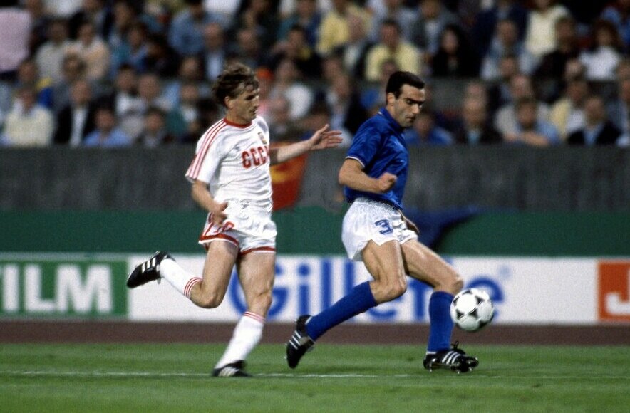 Первый на мяче Бергоми.  на Источник: Topdownloads.ru