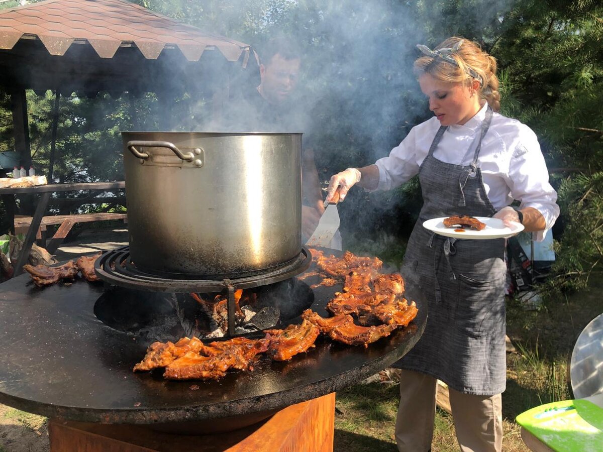 Шеф-повар Алёна Нефёдова готовит на очаге KORWOOD HIT для участников форума  OwlKnifeParty.