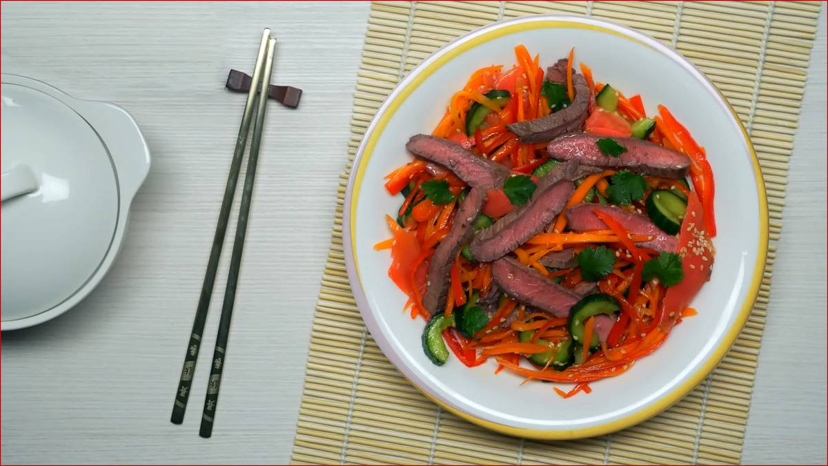 Готовим корейский салат с овощами и говядиной.