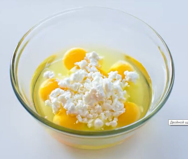 Соединяем основные ингредиенты в общей миске Фото:  cooktoria.com