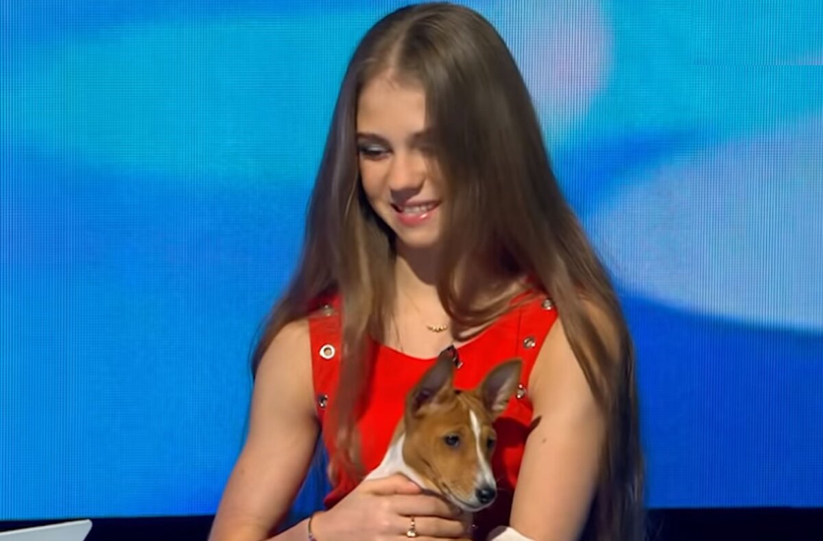 Александра Трусова с собакой на НТВ. Скриншот видео ютуб канала НТВ