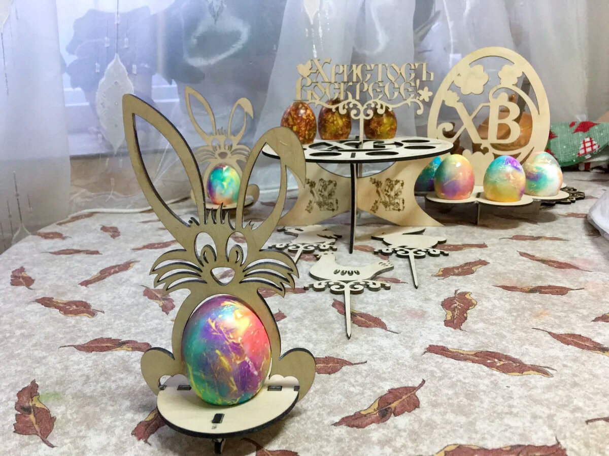 Яйца, которые завораживают детей): Небольшие емкости, вода, уксус 9%, красители, ватные палочки, салфетки, подсолнечное масло