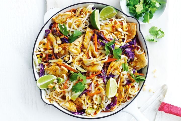 Жаркое из курицы и лапши по-тайски