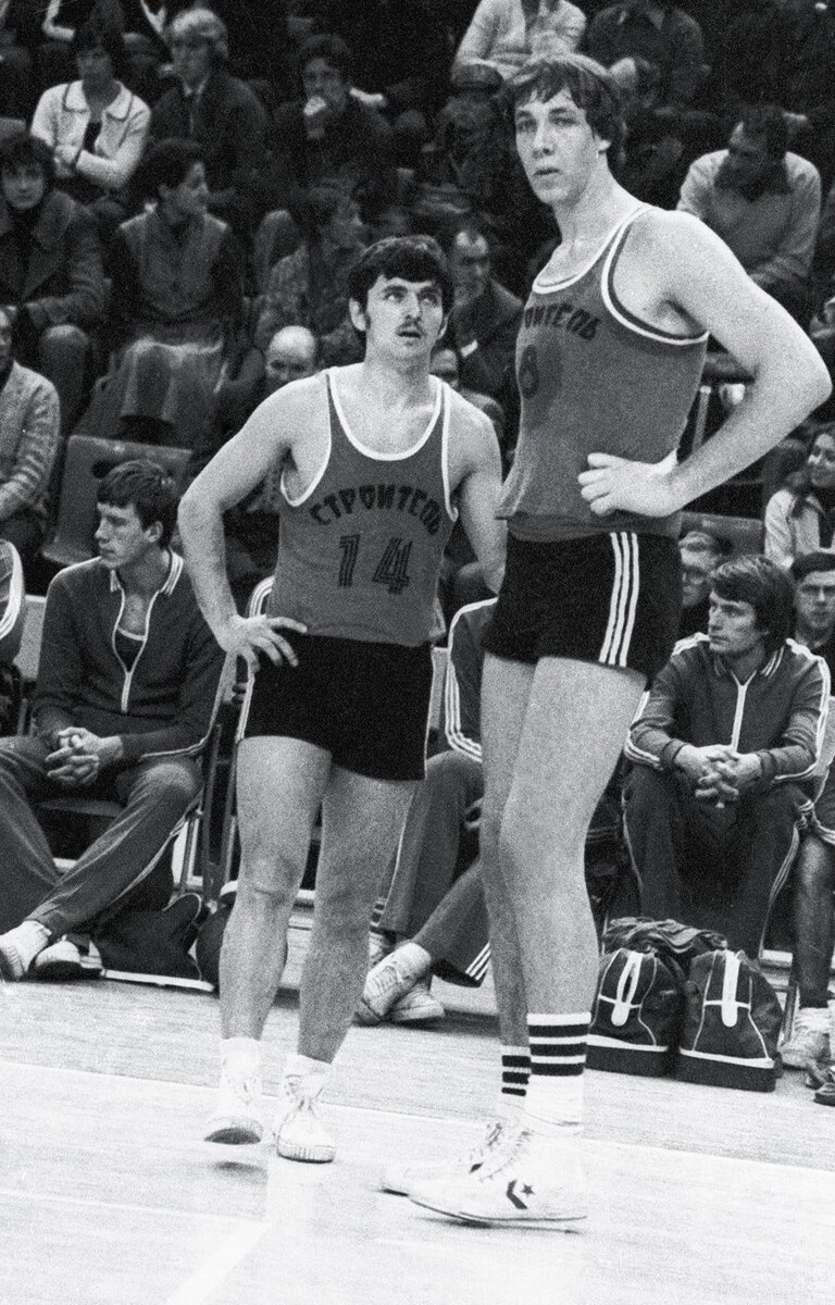 Это Сизоненко, игрок куйбышевского "Строителя", рост 242 см. Фото с nashi-dni.su