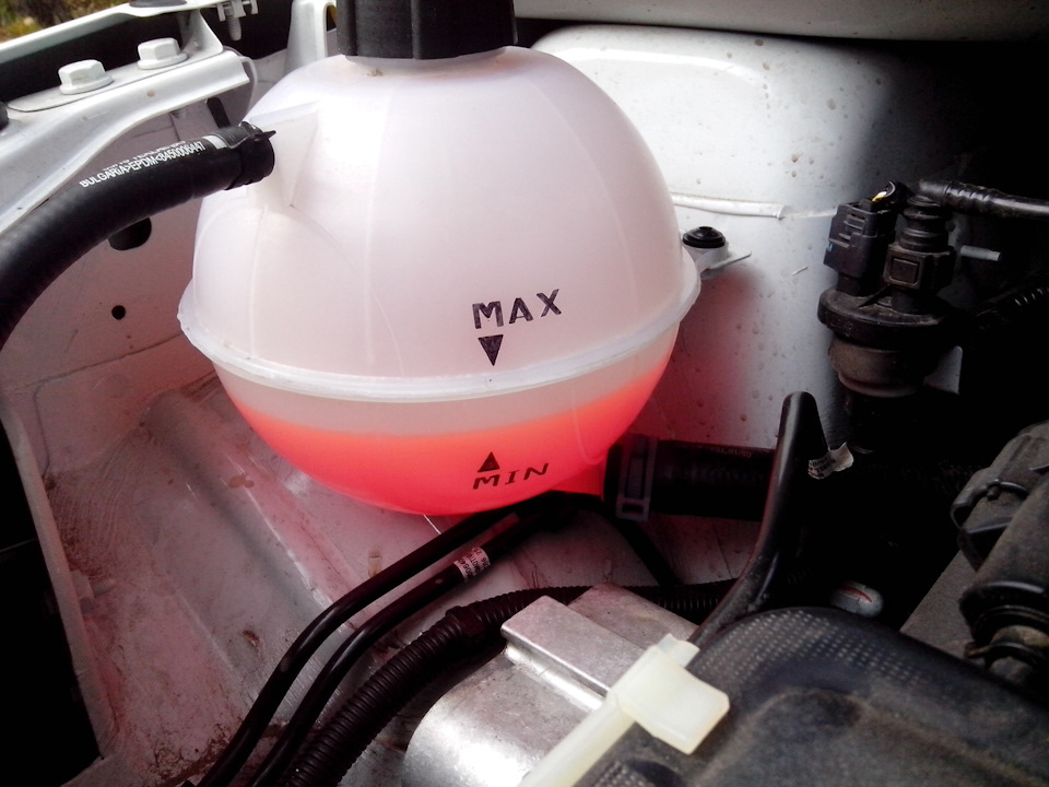 Расширительный бачок Lada Vesta. Фото: drive2.ru