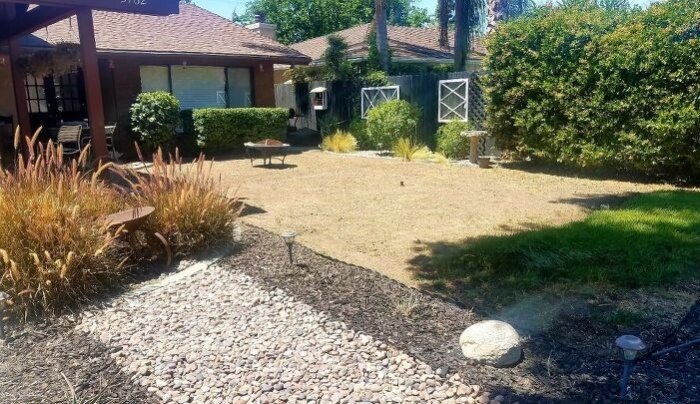 Этот двор навевал тоску на хозяйку, и она решилась на преобразования (So Cal, Калифорния). | Фото: hometalk.com/ © Tiffany.