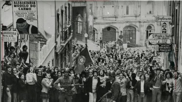 Португальскую "революцию гвоздик" 25 апреля 1974 можно не без оснований назвать самой красивой революцией в мире.
Как и почему она произошла?-12