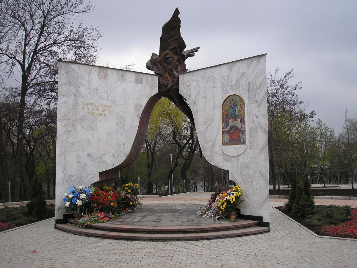 Памятник ликвидаторам аварии в Донецке. фото автора