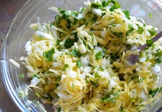 Шаг 4. Затем в глубокой миске приготовить специальную заливку для пирога. Для этого необходимо 1 яйцо разделить на белок и желток. Берется только белок. В эту же массу добавляется еще одно яйцо, соль и пшеничная мука. Все доводится до однородной консистенции.