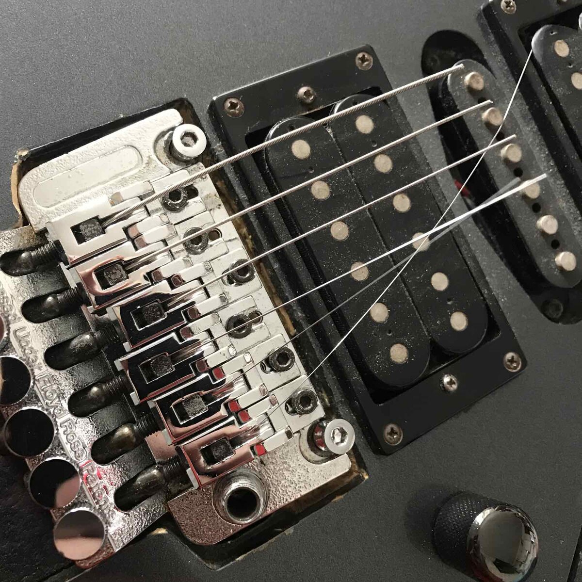 Откушенные струны намного легче извлекать. Кто-то скажет "расточительство", но в ответ лишь снисходительно улыбнитесь.