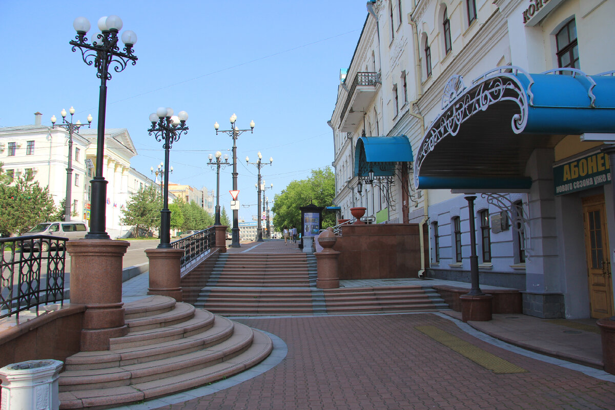 01. Тротуар возле концертного зала Хабаровской краевой филармонии