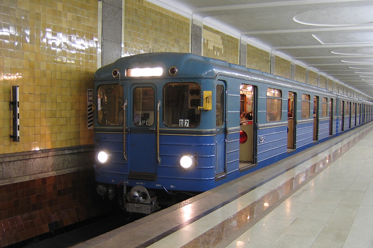 поезд метро еж