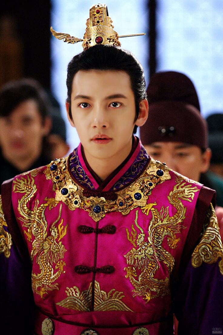 Последний император Юань Тогон-Тэмур (1320-1370) в исполнении китайского актера Чжи Чена.