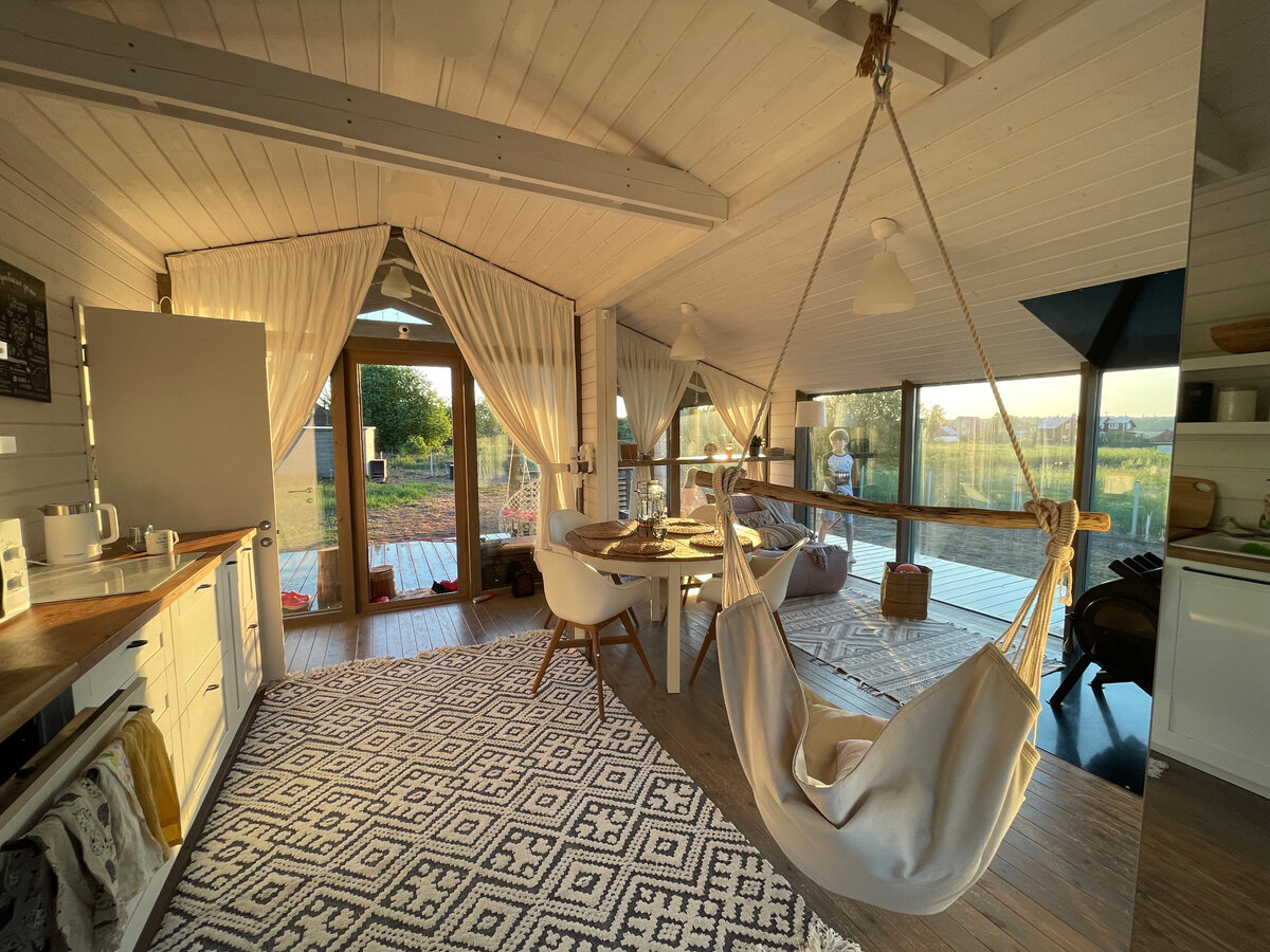 Так выглядит домик внутри, листайте вправо, чтобы посмотреть ракурс на противоположную сторону.