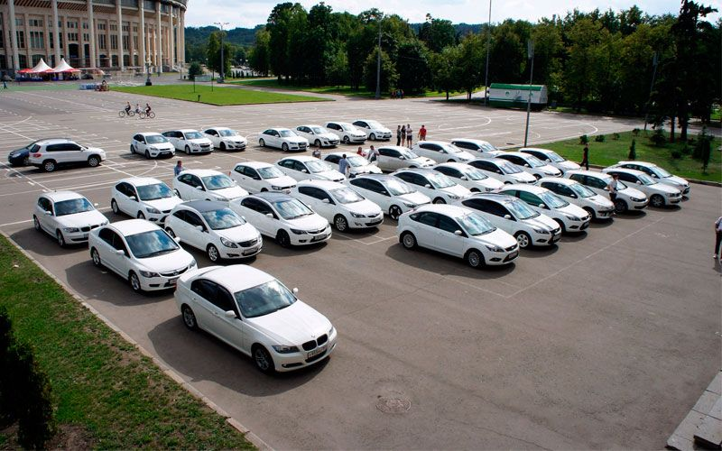 Стоянка в Ашхабаде - только белые машины