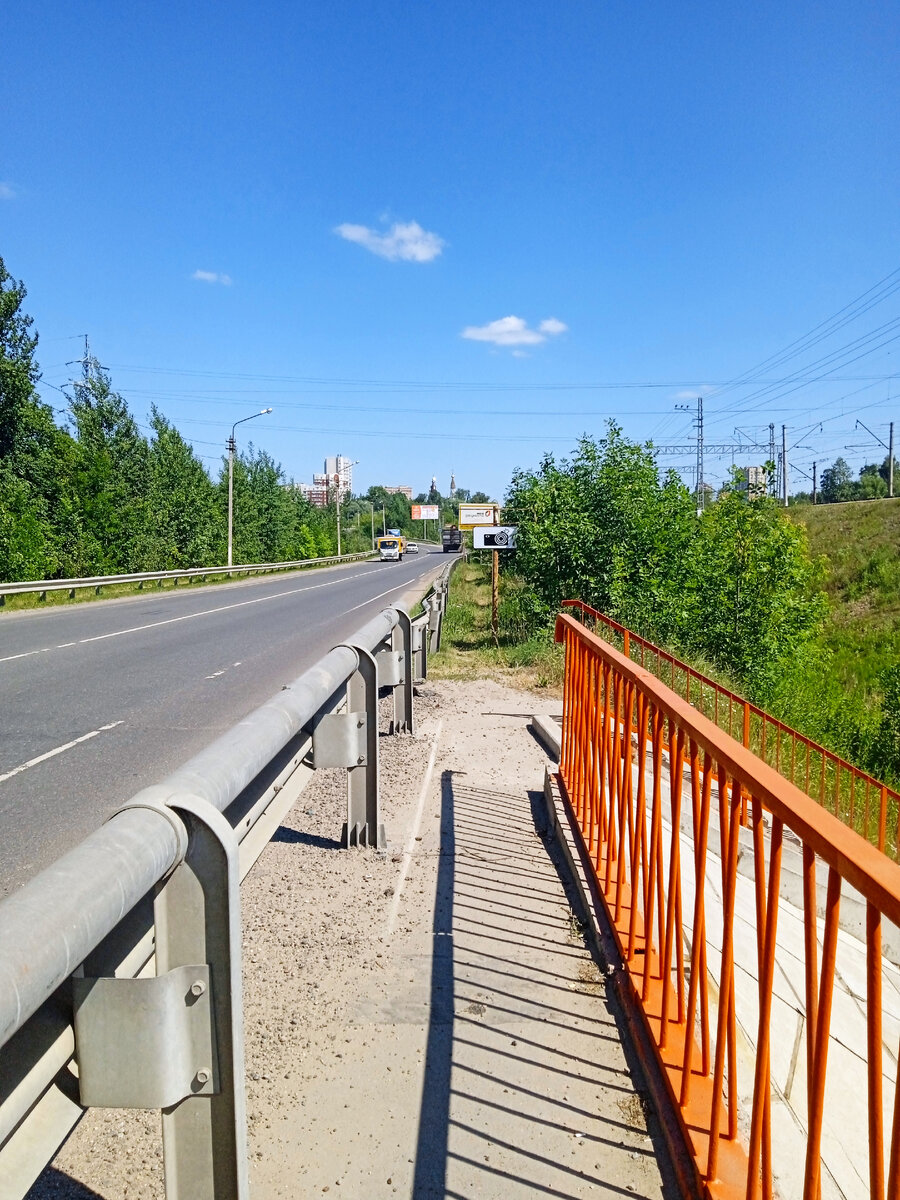 Просто двигаясь пешком вдоль дороги, мы можем по-другому взглянуть на самый обычный знак фотовидеофиксации.